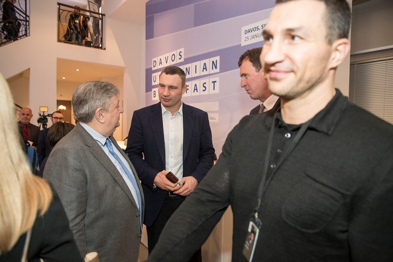 Братьям Кличко в Давосе вручили Специальную награду