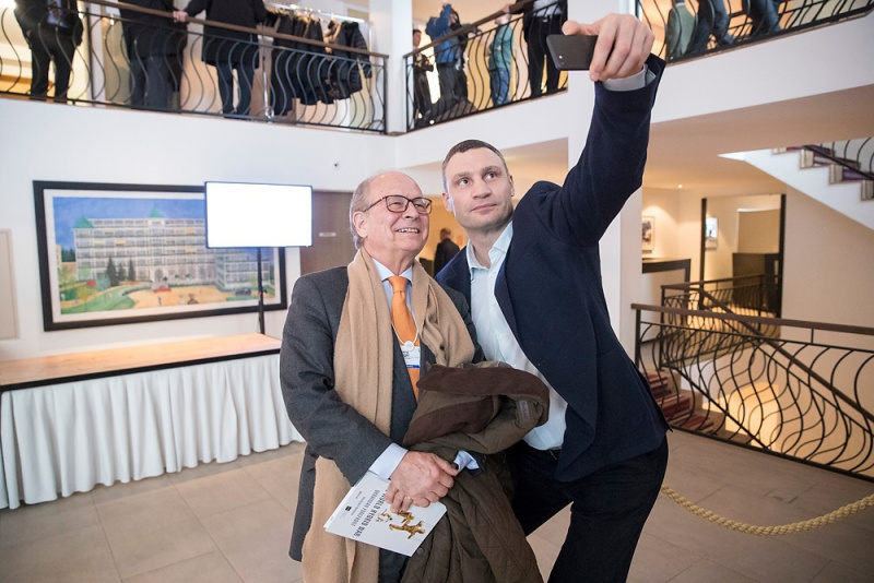 Братьям Кличко в Давосе вручили Специальную награду