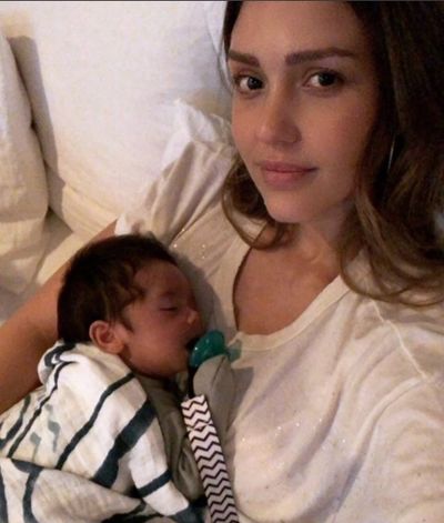 Джессика Альба поделилась трогательным селфи с новорожденным сыном