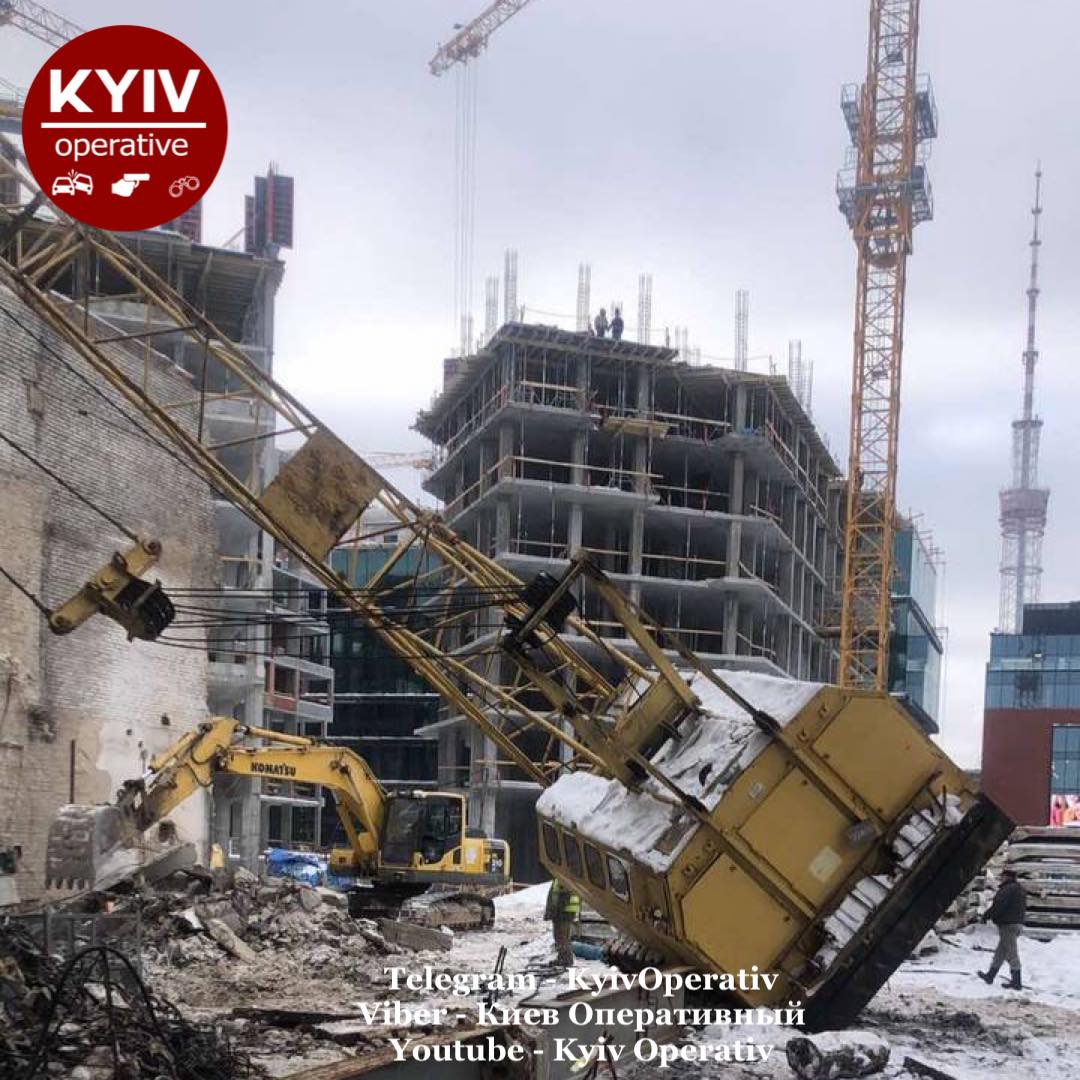 У Києві серед білого дня впав будівельний кран: "ще один утомлений"