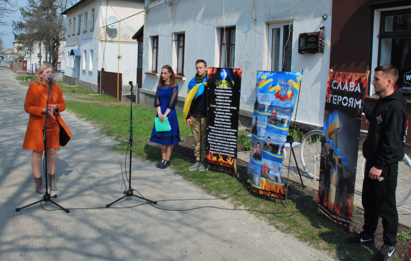"В серцях і душах, вони не вмирають": у Житомирській області місцеві активісти встановили меморіальну дошку герою АТО
