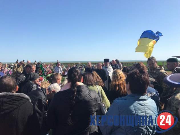 В Геническе попрощались с погибшим в зоне АТО командиром 57-й отдельной мотопехотной бригады (фото)