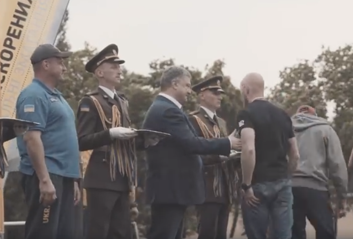 Ветеран "Азова" відмовився потиснути руку Порошенку під час церемонії нагородження (відео)