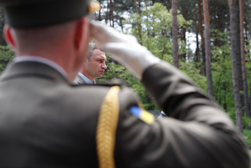 Кличко: Наша ответственность перед памятью жертв репрессий - отстоять нашу государственность