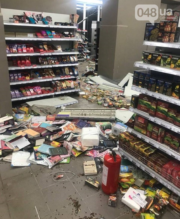 На глазах у покупателей: в Одессе конкуренты разгромили супермаркет (фото)