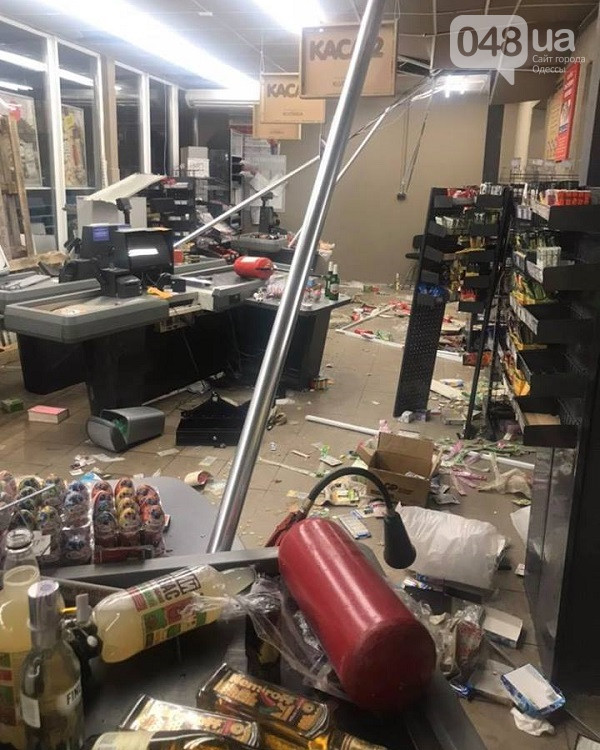 На глазах у покупателей: в Одессе конкуренты разгромили супермаркет (фото)