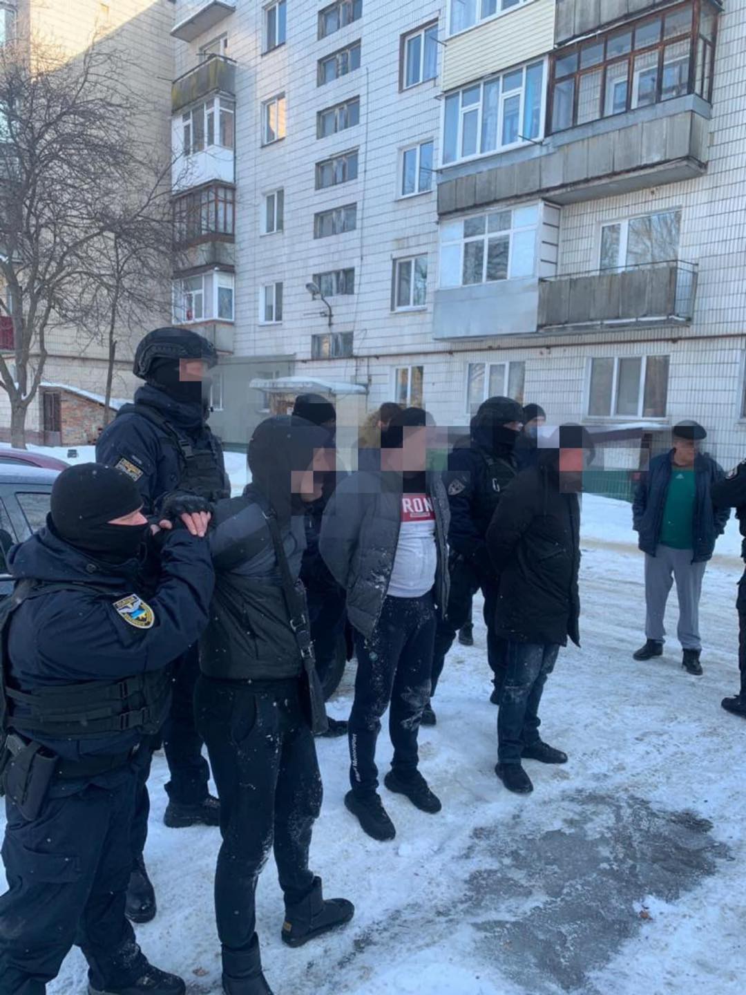 В Україні пов'язали шахраїв, які продавали "евробляхи": відео затримання