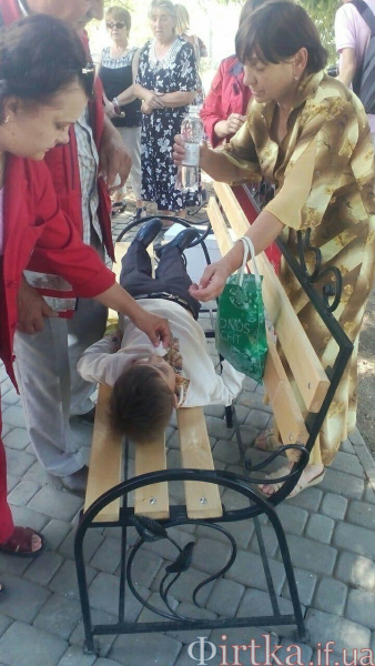 Последний звонок с президентом: на Прикарпатье возле Порошенко потерял сознание школьник (фото)