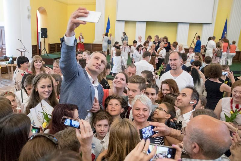 Кличко вручив стипендії міського голови творчим дітям (фото)