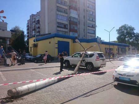 В Полтавской области на дорогой внедорожник упала электроопора (фото)