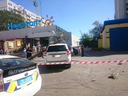 В Полтавской области на дорогой внедорожник упала электроопора (фото)