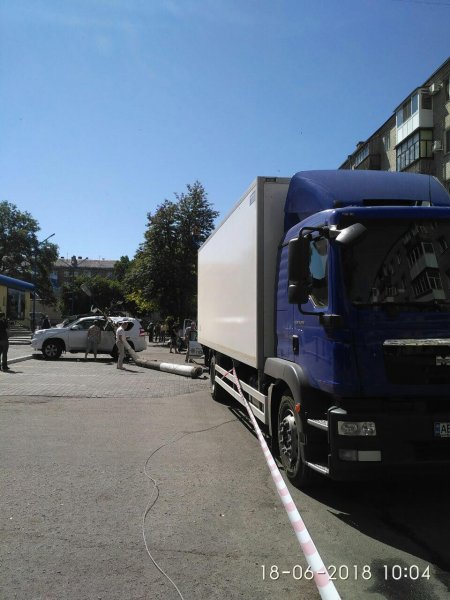 В Полтавской области на дорогой внедорожник упала электроопора (фото)
