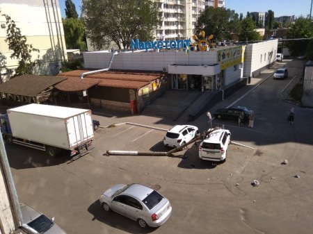 В Полтавской области на дорогой внедорожник упала электроопора (фото)