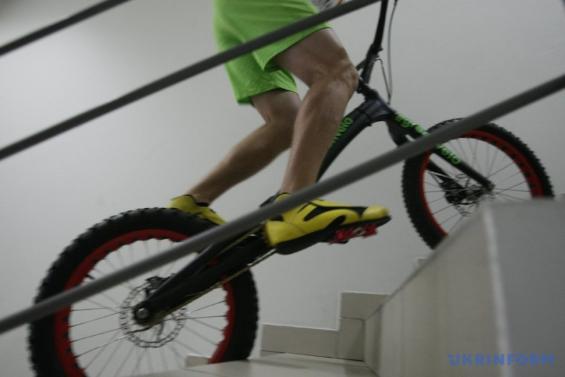 Велосипедом на небоскреб: в Киеве установлен новый рекорд