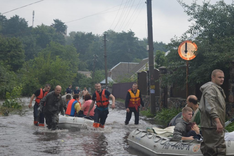 Чернигов из-за непогоды ушел под воду (фото, видео)