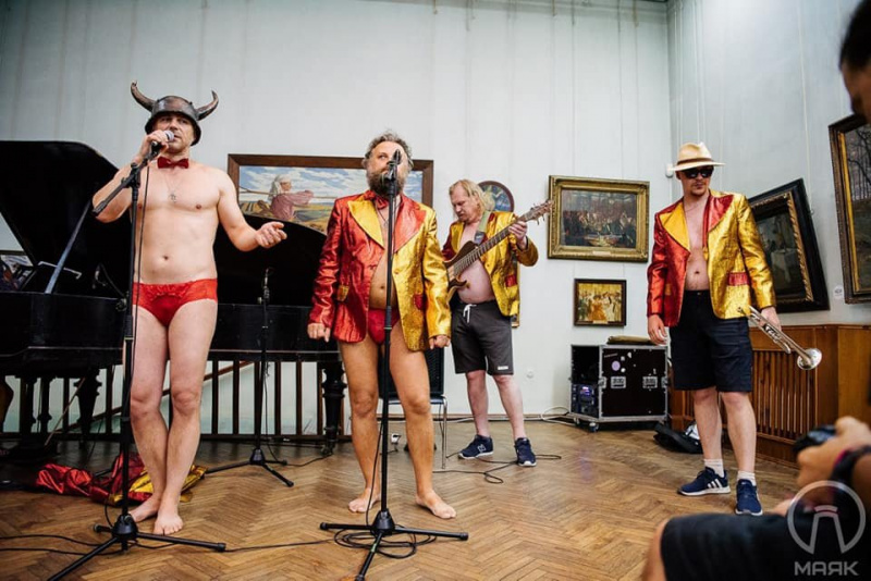 "Трусы тут лишние": в сети скандал из-за шоу эпатажной украинской группы в музее