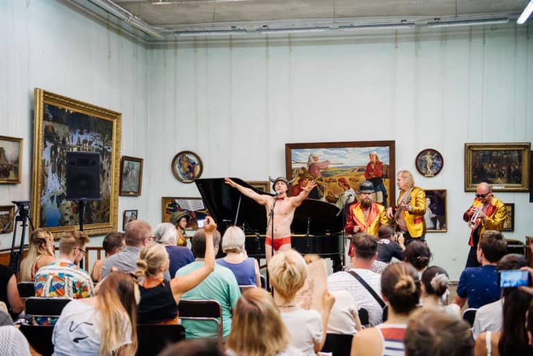 "Трусы тут лишние": в сети скандал из-за шоу эпатажной украинской группы в музее