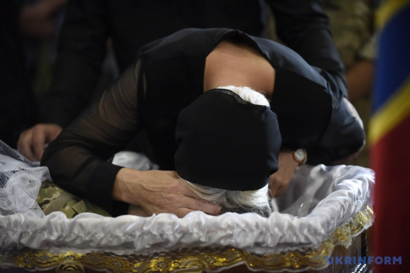 Во Львове в последний путь провели погибшего медика из полка "Азов" (фото)