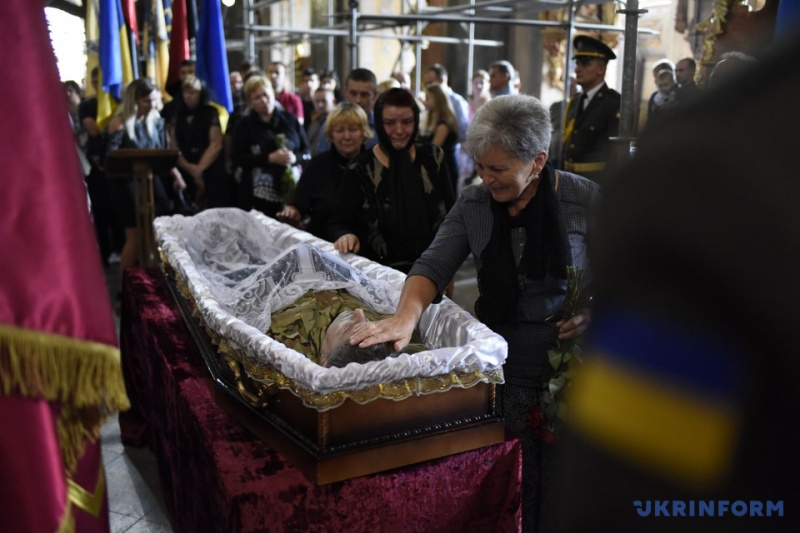 Во Львове в последний путь провели погибшего медика из полка "Азов" (фото)