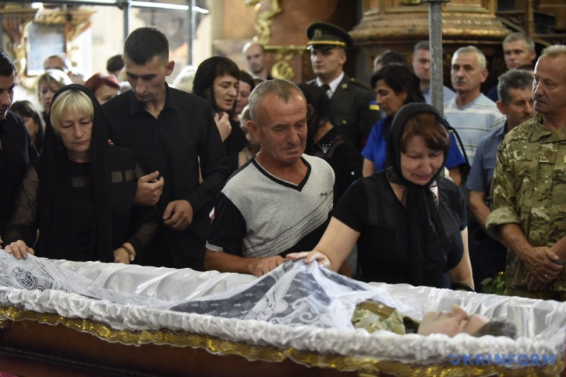 Во Львове в последний путь провели погибшего медика из полка "Азов" (фото)