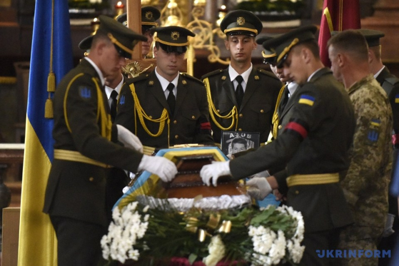 Во Львове в последний путь провели погибшего медика из полка "Азов" (фото)
