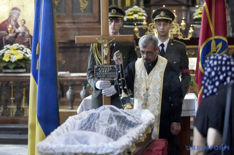 Во Львове в последний путь провели погибшего медика из полка "Азов" (фото)