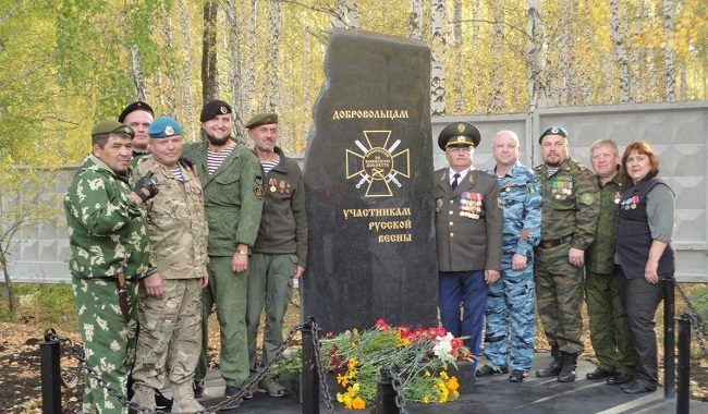 Оконфузились: на памятник российским наемникам на Донбассе нанесли эмблему ВСУ