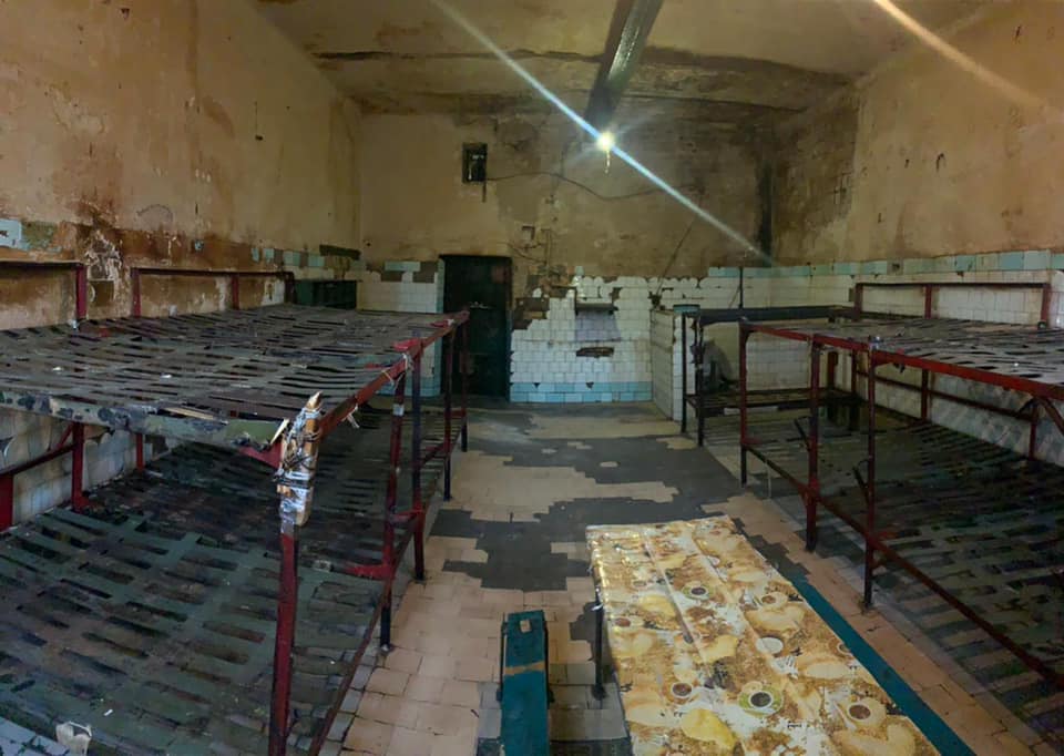 Фото камери в Лук'янівському СІЗО "до" і "після": просто 16 століття
