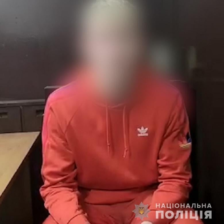У центрі Києва хлопець жбурнув в обличчя патрульному тарілку зі збитими вершками: заради "золотого" відео