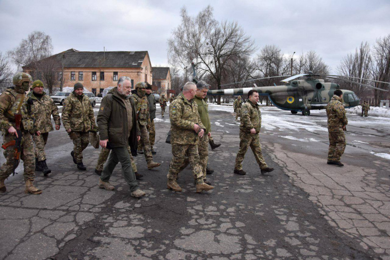 Порошенко вручив нагороди бійцям, які повертали українські села в Луганській області