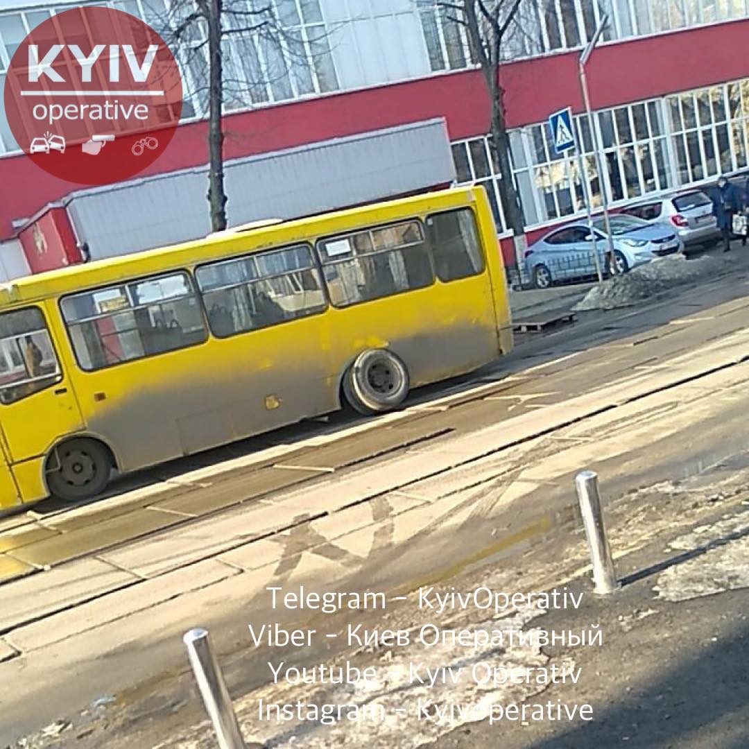 У центрі Києва у маршрутки з пасажирами відлетіло колесо
