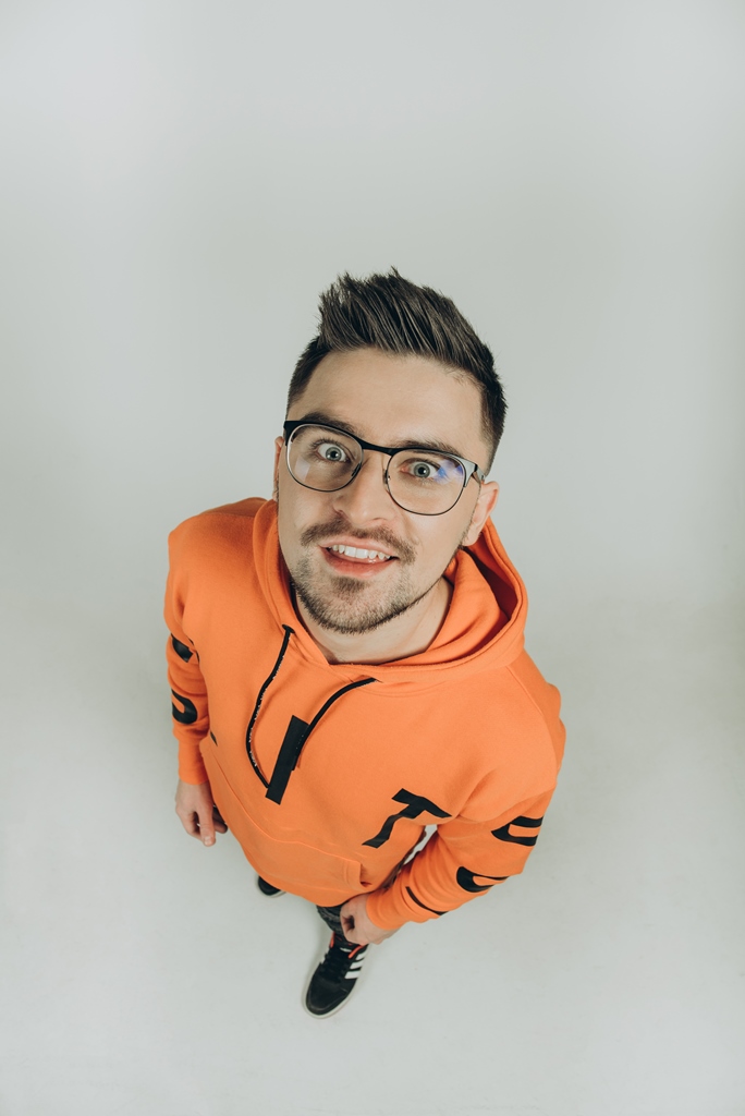 Шоумен и певец JULIK о первом альбоме, Dzidzio и активности в Instagram