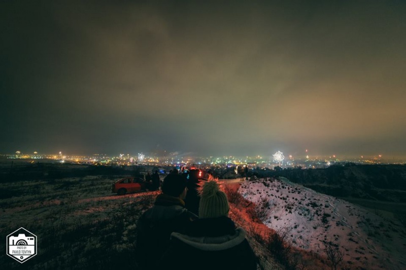 В Ужгороде Новый год отметили праздничным "огненным" небом