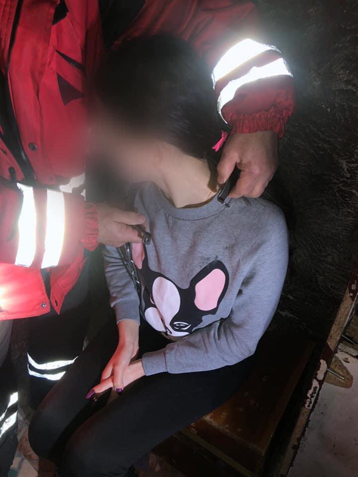 У Києві рятувальникам довелося визволяти дівчину з нашийника після незвичайних ігор