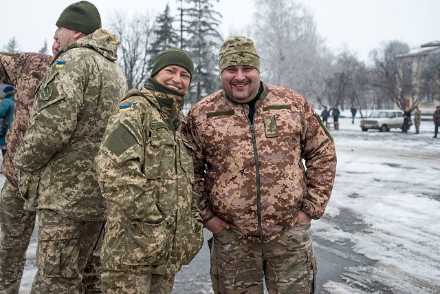 Настоящие народные гуляния: бойцы ВСУ устроили праздник Масленицы в прифронтовом городе