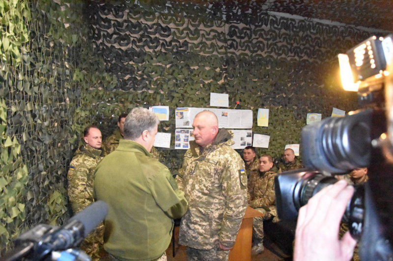 Порошенко вручил награды бойцам, которые возвращали украинские села в Луганской области