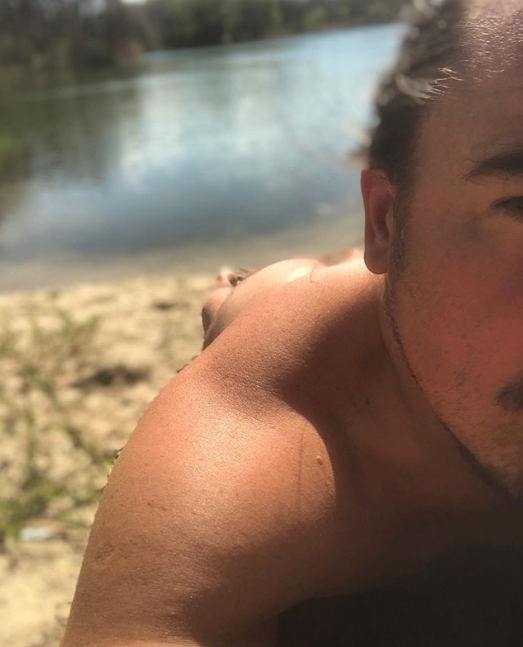 Известный украинский певец разделся догола на пляже (фото)