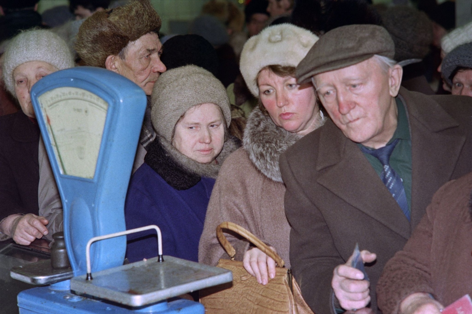 Всплыли запрещенные фото последних дней СССР. Возвращаться в этот ужас точно не захочется