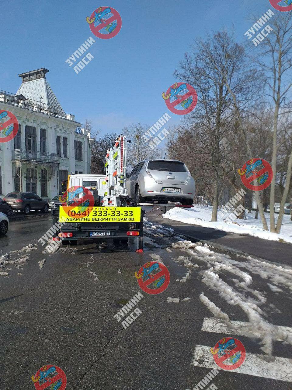 Нардеп і блогер порушив ПДР в Києві: авто забрали на штрафмайданчик (фото)