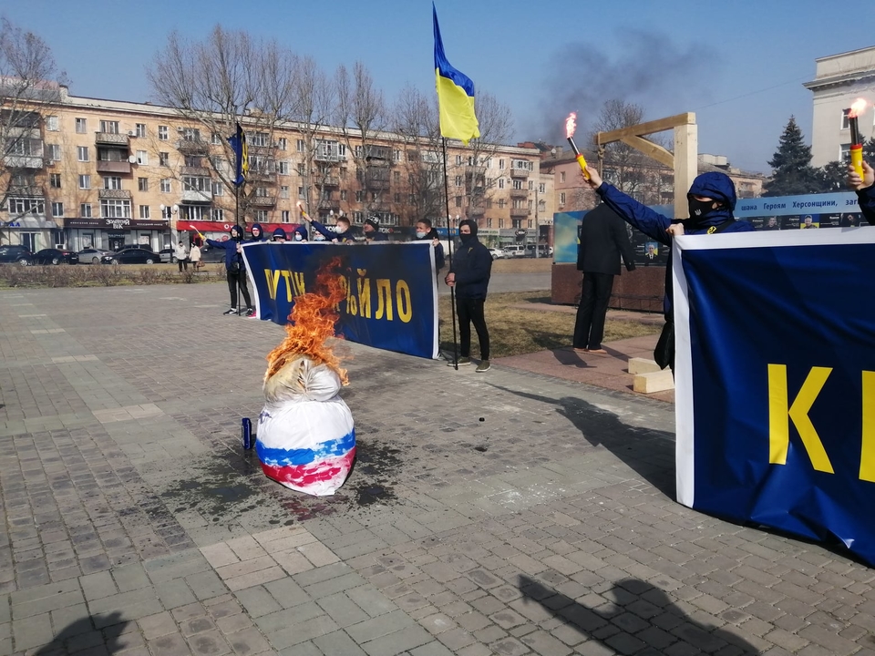 За давньою українською традицією: в Херсоні "стратили" опудало Путіна (фото)
