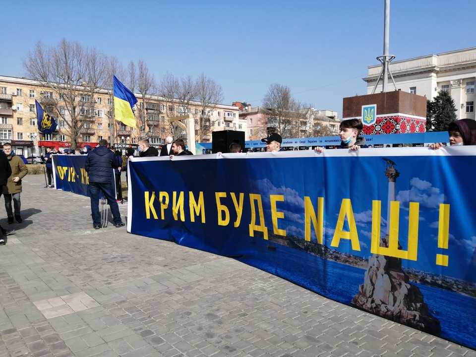За давньою українською традицією: в Херсоні "стратили" опудало Путіна (фото)