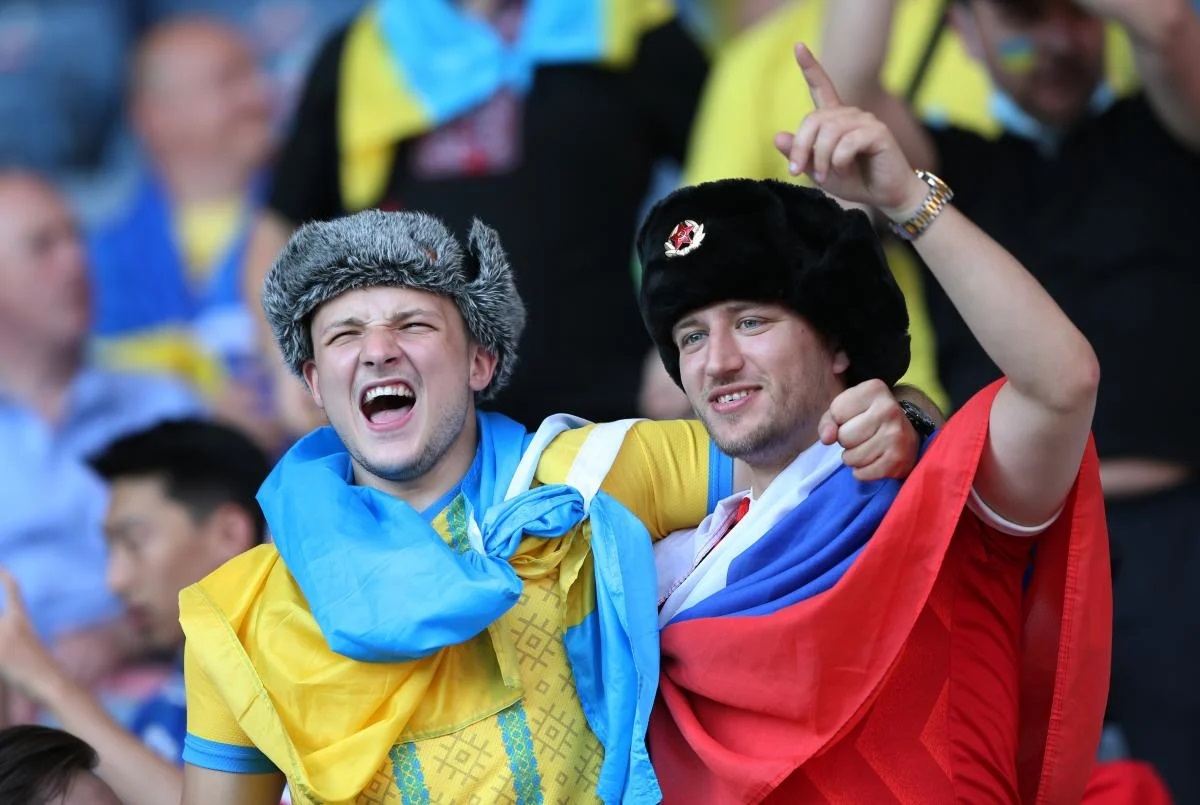 На матче Украина - Швеция знатно проучили фаната с российским флагом (видео)