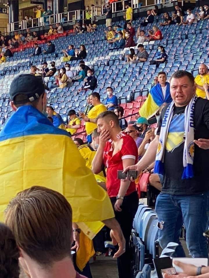 На матче Украина - Швеция знатно проучили фаната с российским флагом (видео)
