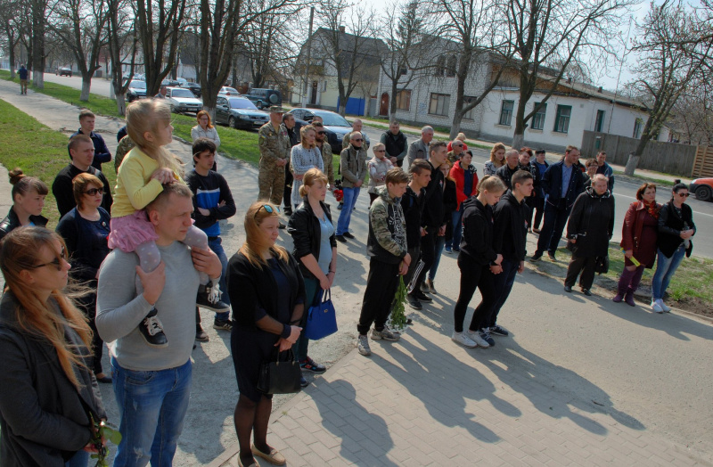 "В серцях і душах, вони не вмирають": у Житомирській області місцеві активісти встановили меморіальну дошку герою АТО