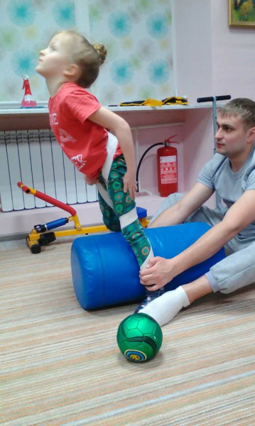 Хочу ходити: сестри-двійнята з ДЦП терміново потребують допомоги