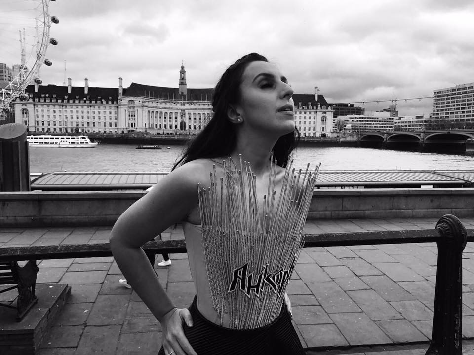 Джамала похвасталась платьем для церемонии в Лондоне