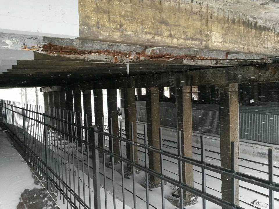 В сети возмущены состоянием моста в Киеве