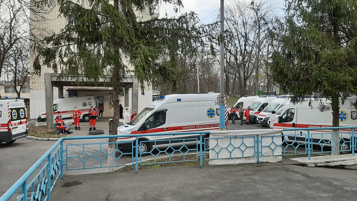 Аншлаг и очередь из "скорых": врач рассказала, что происходит в одной из киевских больниц