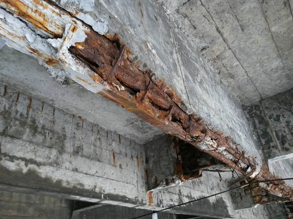 В сети возмущены состоянием моста в Киеве