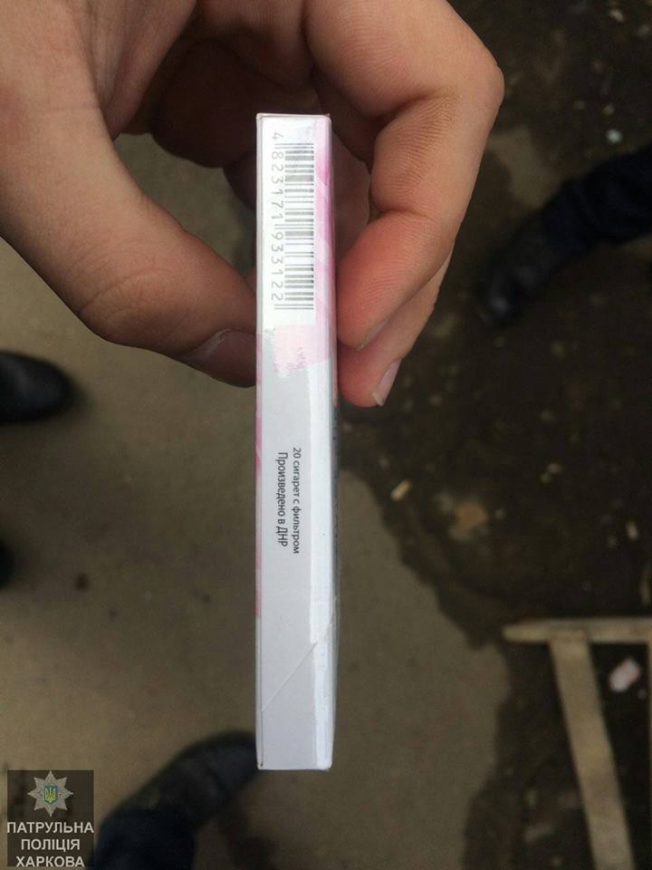 В Харькове возле метро торговали изготовленными в &quot;ДНР&quot; сигаретами